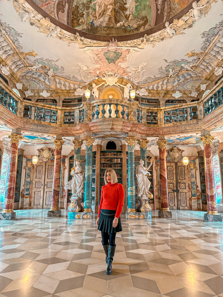 l'interno della biblioteca all'Abbazia di Wiblingen a ulma con me in primo piano