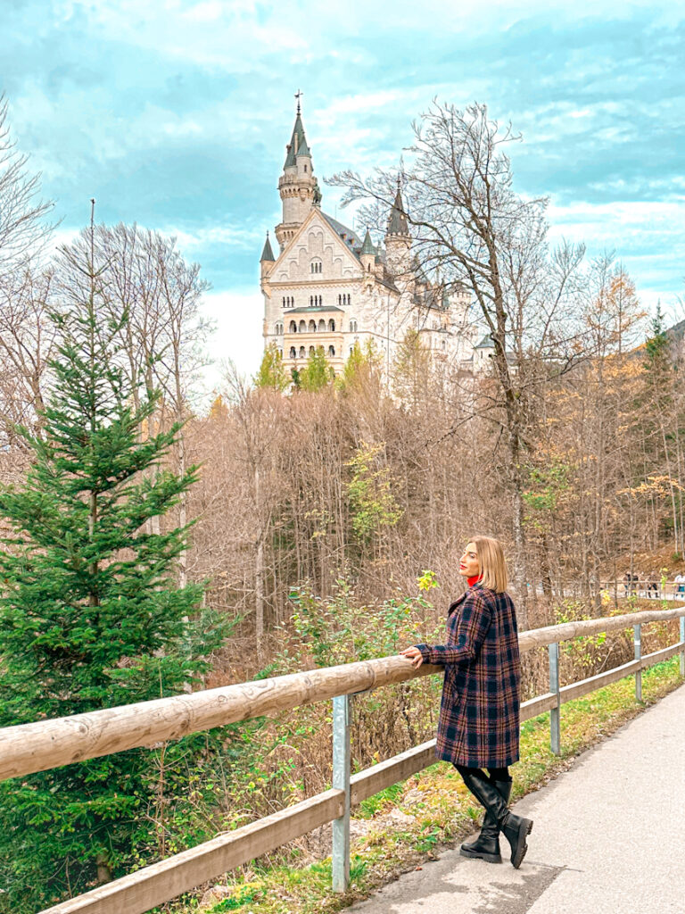 vista del castello di in autunno con me in primo piano sul sentiero panoramico