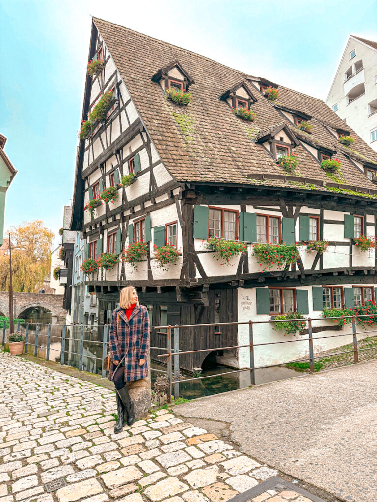io davanti all'hotel più storto al del mondo Schiefes Haus a Ulma in Germania