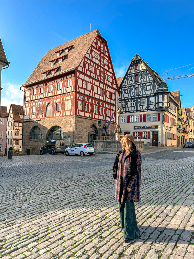 Piazza centrale di Rothenburg ob der Tauber con case a graticcio