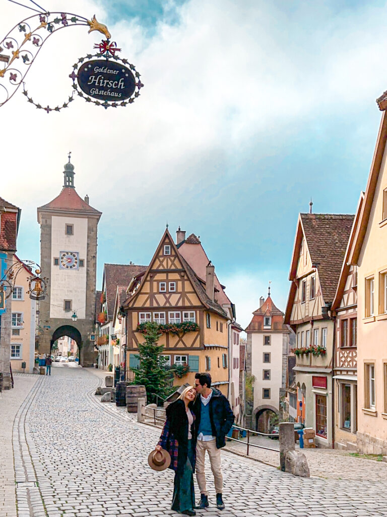 lo scorcio più bello di Rothenburg ob der Tauber scon me e mio marito davanti