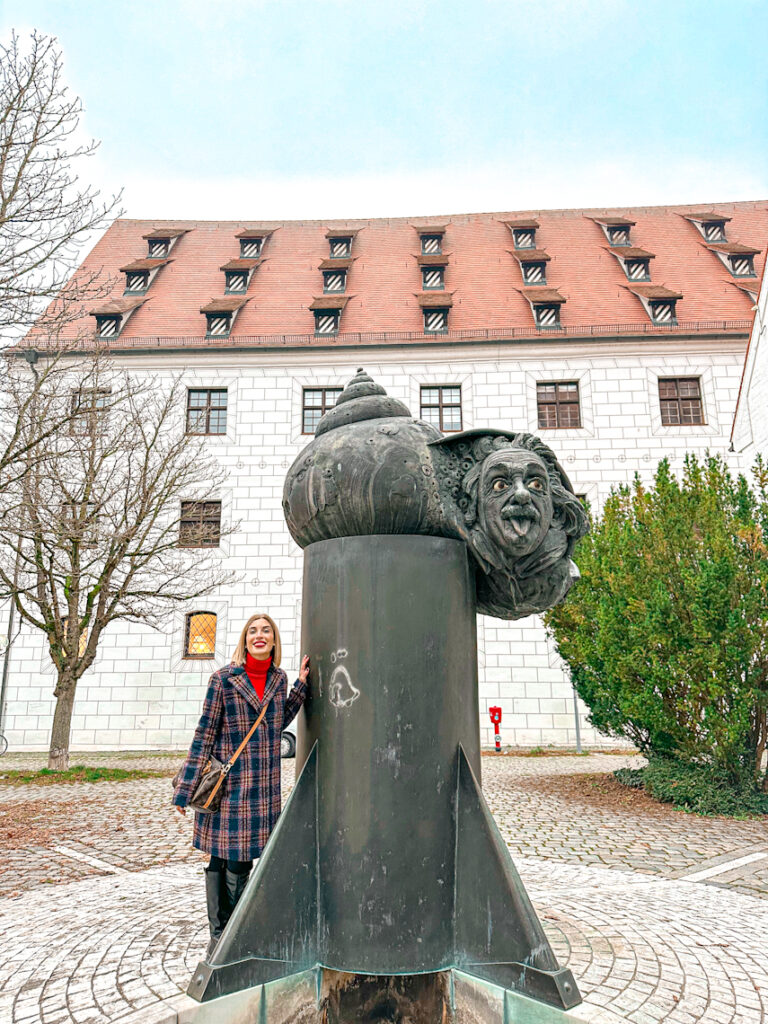 io davanti alla statua di einstein ad Ulma in Germania