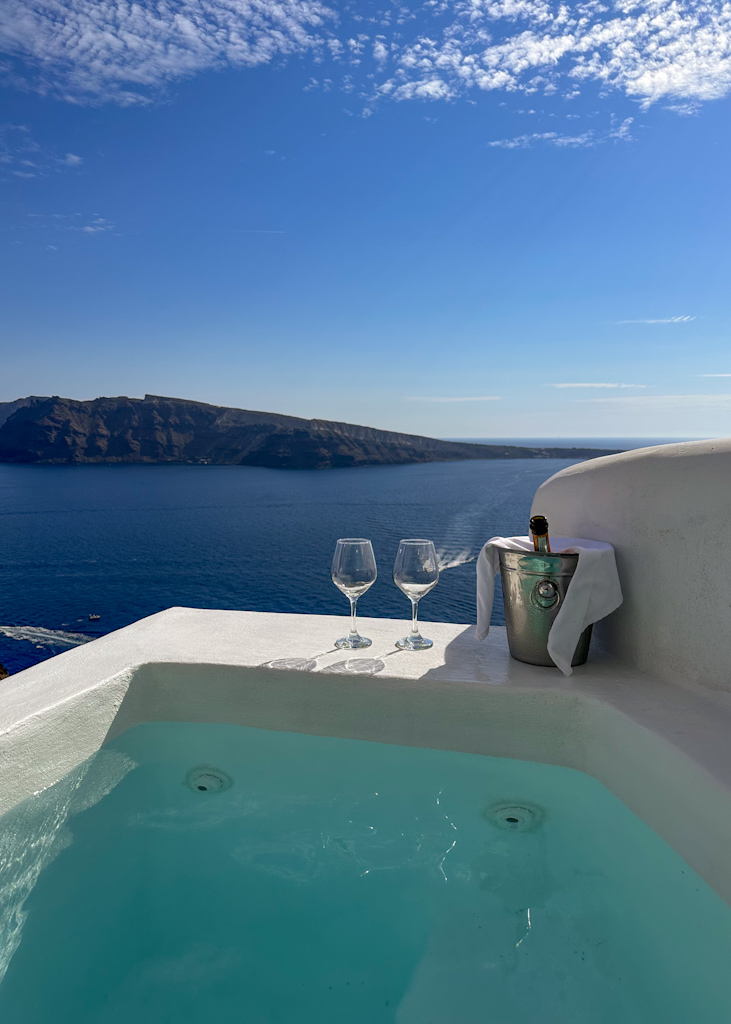 dove alloggiare a Santorini - vasca idromassaggio con due calici vino e vista mare a Santorini