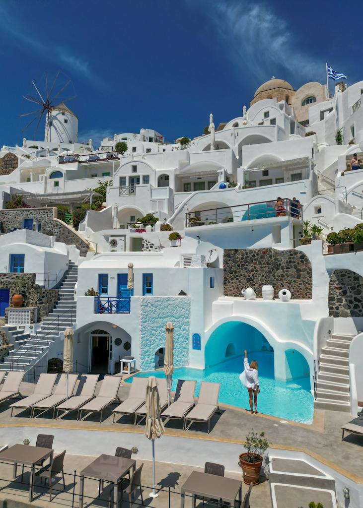 agazza nella piscina di un hotel a Santorini
