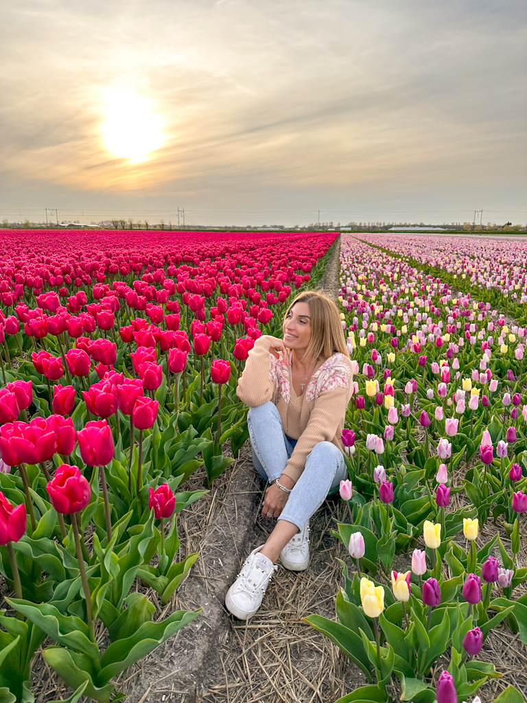 Tulipani in Olanda - ragazza in campo di tulipani colorati