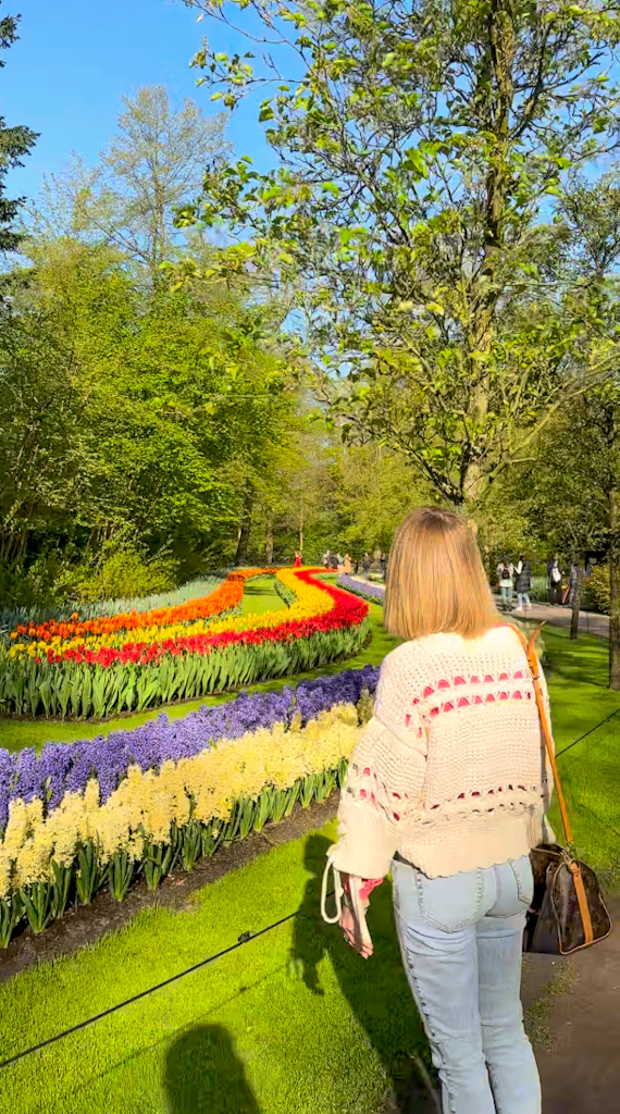 10 cose da vedere a Verona in un giorno - Arco della Costa Tulipani in Olanda - ragazza in campo di tulipani colorati