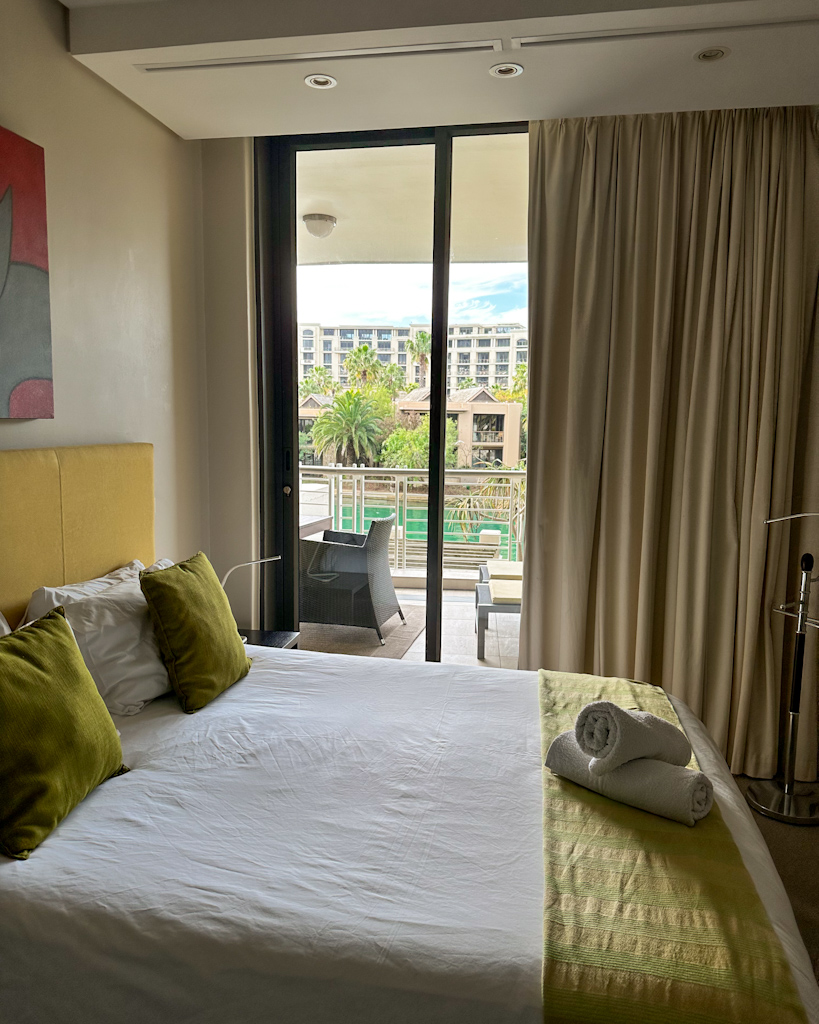 camera da letto di un appartamento a Waterfront in Sudafrica a Cape Town
