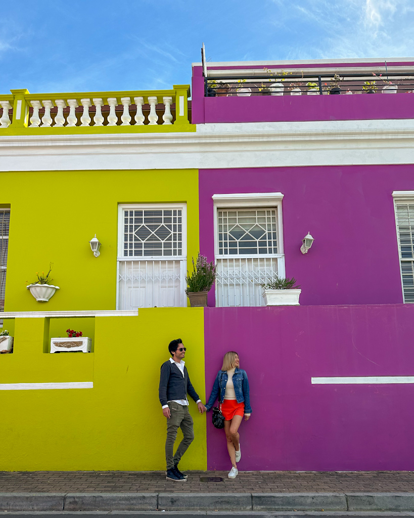 Due ragazzi davanti alle case colorate di Bo Kaap a Cape Town in Sudafrica