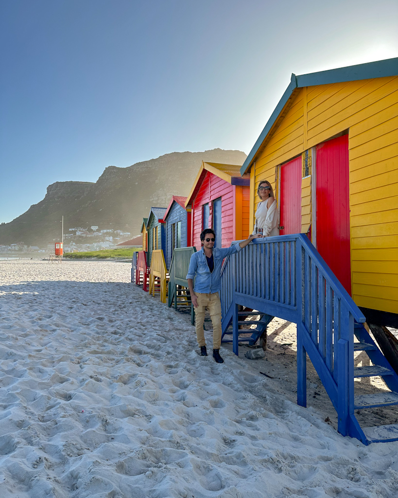 Due ragazzi davanti alle cabine colorate della spiaggia di Muizemberg  in Sudafrica