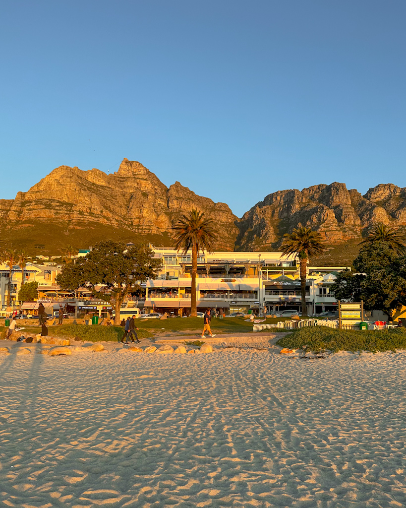 La vista dalla spiaggia di Camps Bay al tramonto a Cape Town in Sudafrica