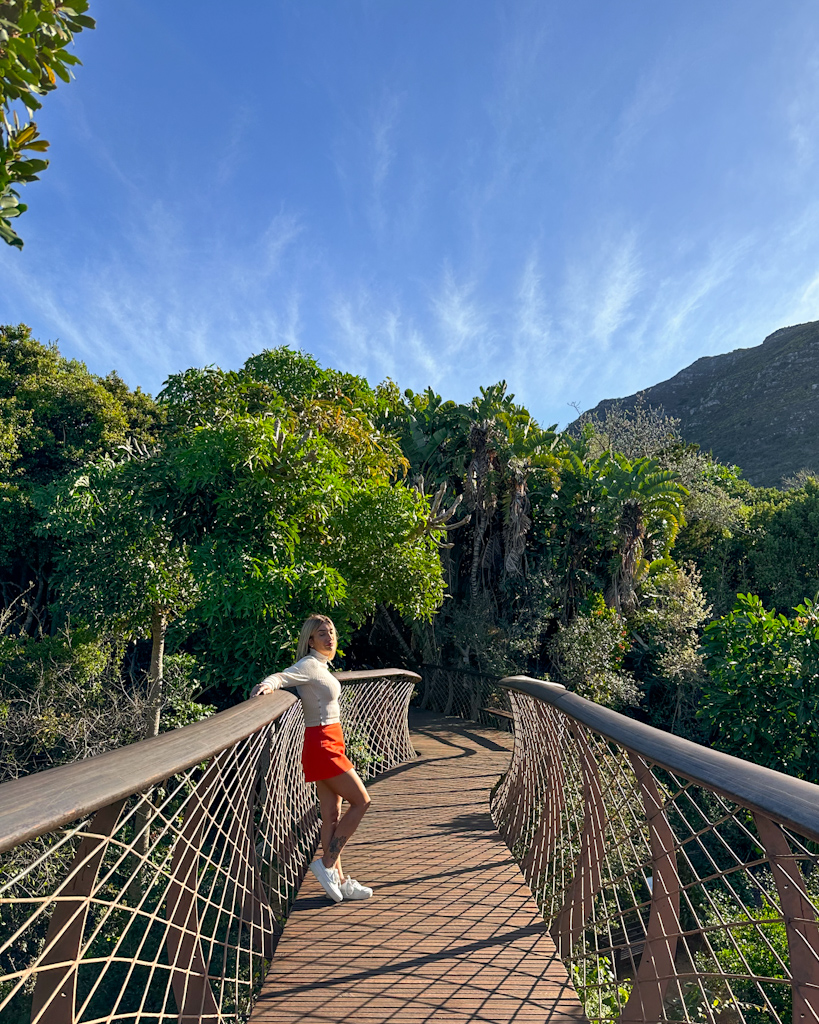 ragazza sul ponte famoso dell Kirstenbosch National Botanical Garden a Cape Town in Sudafrica
