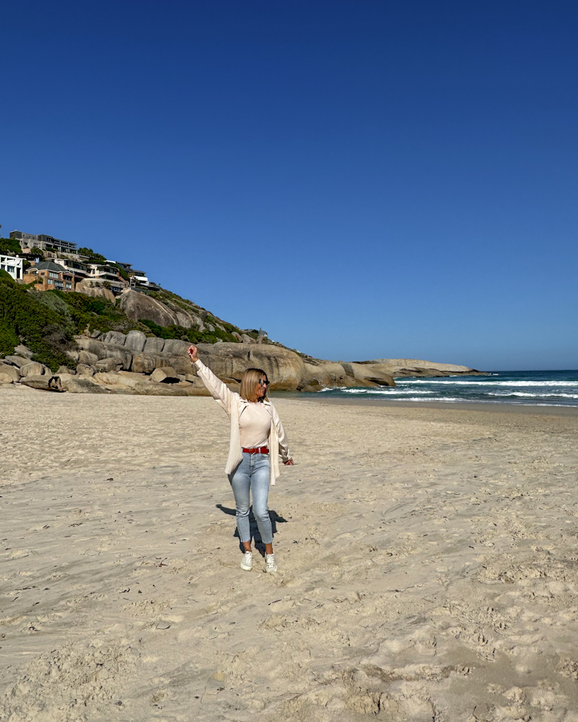 ragazza in piedi sulla spiaggiaLlandudno Beach a Cape Town in Sudafrica