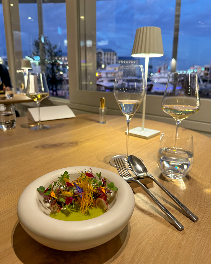 tavola con piatto gourmet al ristorante Waterside a Cape Town
