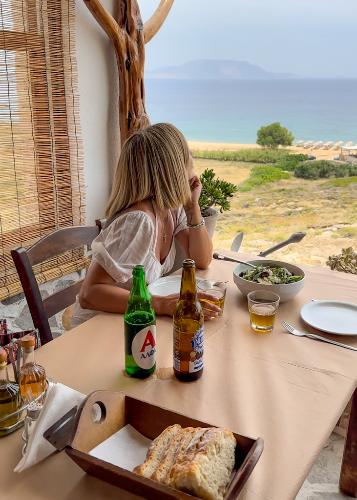ragazza a atavola in taverna a Ios in Grecia