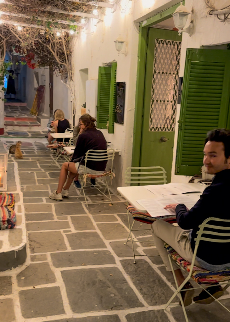 ragazzo seduto a elia Food un ristorante di Ios in Grecia