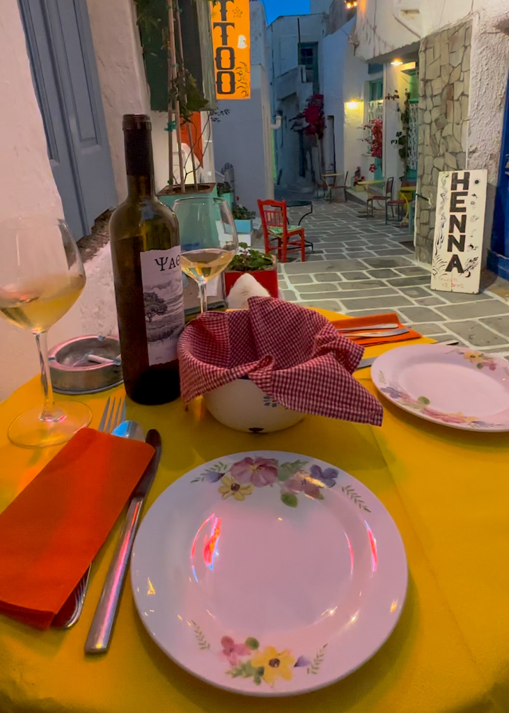 Tavolo colorato in una via caratteristica di Ios in Grecia