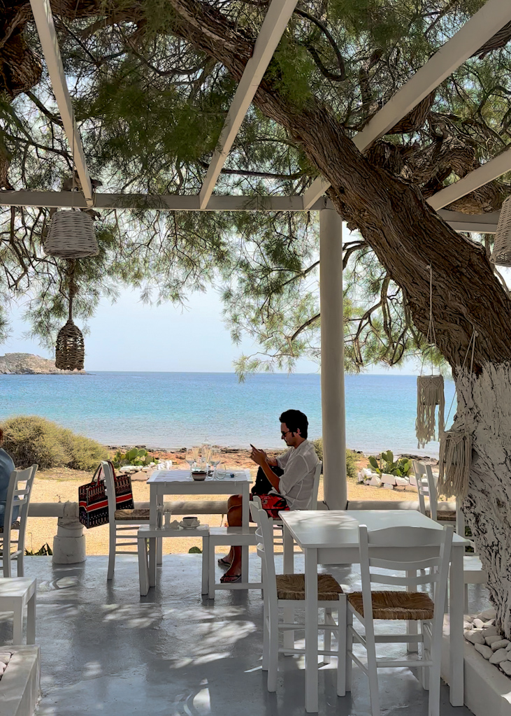Ragazzo a tavola in un ristorante in spiaggia a Ios in Grecia