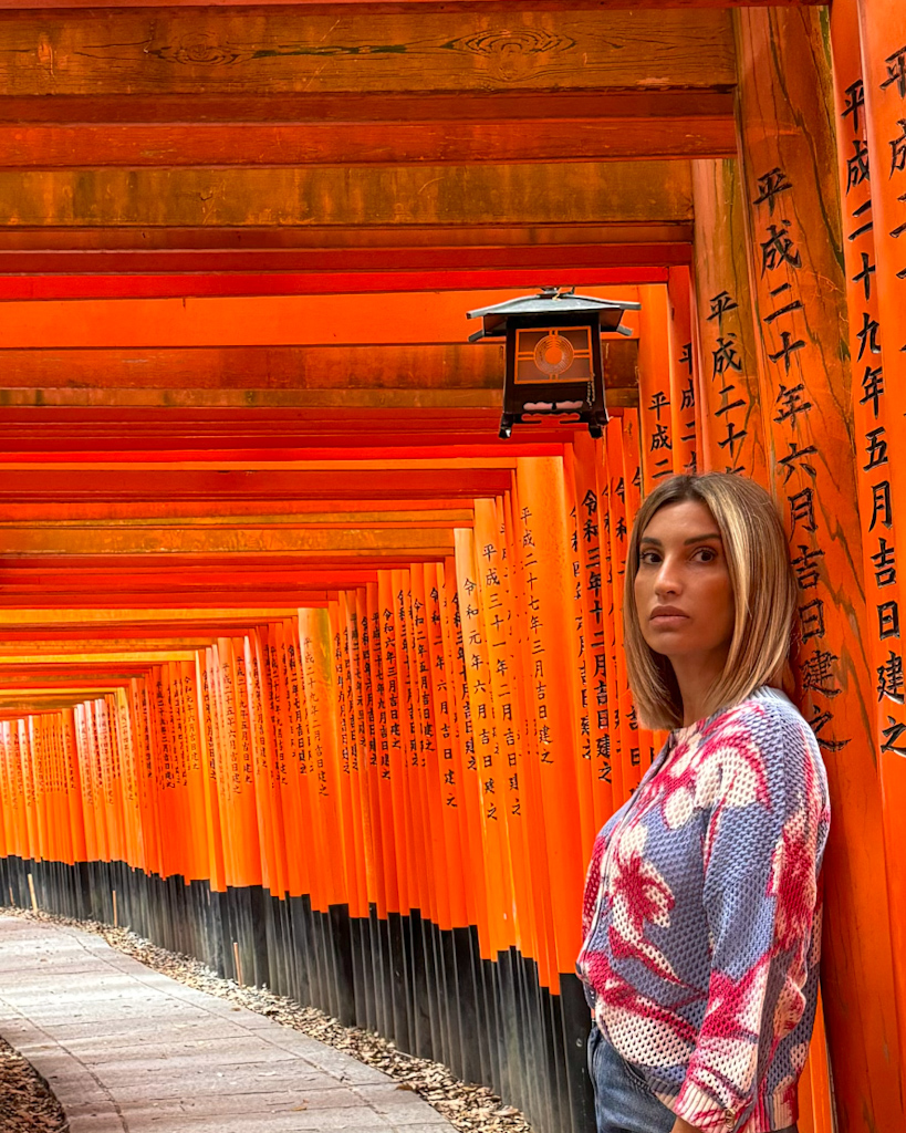 ragazza all'interno del tempio Fushimi-inari a kyoto