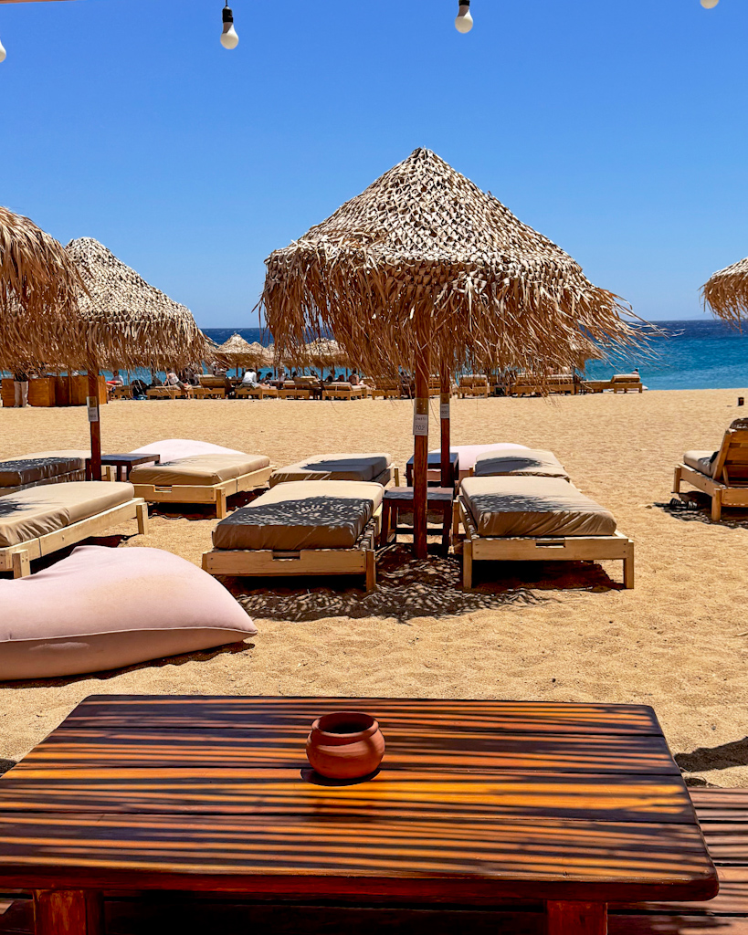 Lettini davanti al mare del beach club Liasti a Mykonos