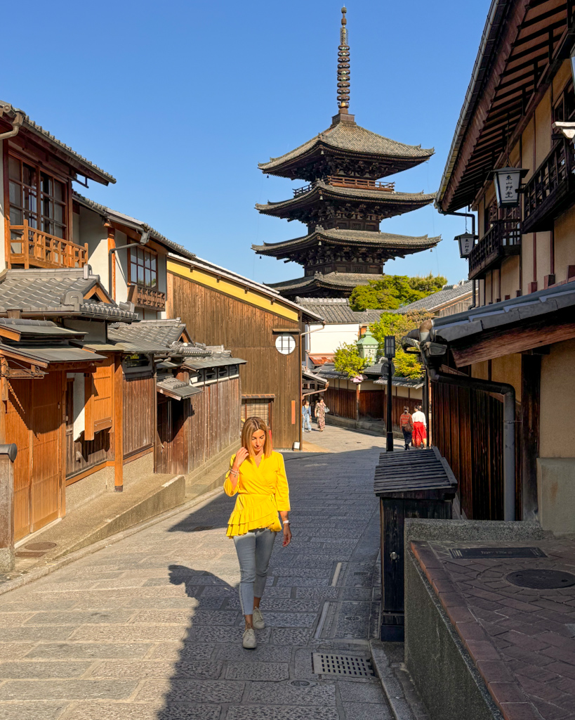 ragazza con alle spalle una pagoda a kyoto