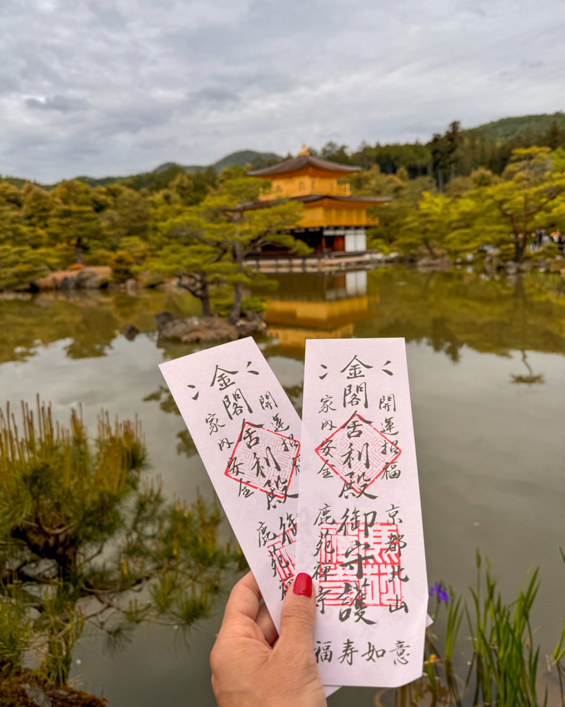 Due biglietti d'ingresso con sfondo il padiglione d'oro di kyoto