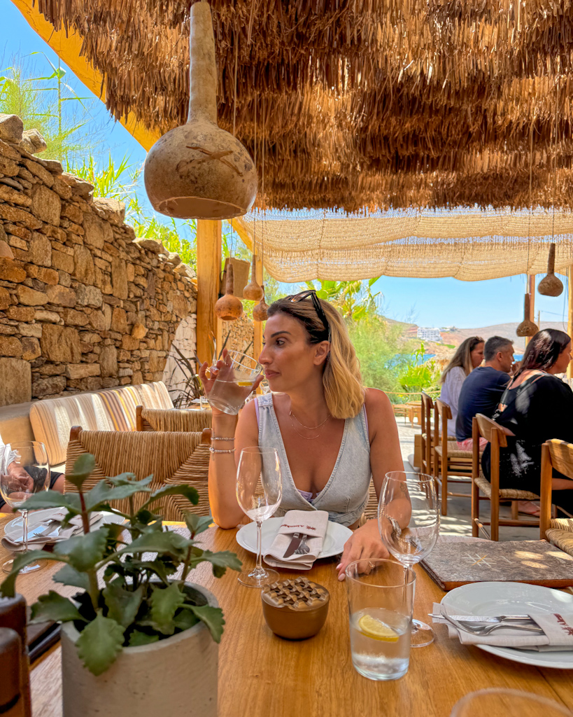 Ragazza a tavola nel ristorante del Alemagou a Mykonos