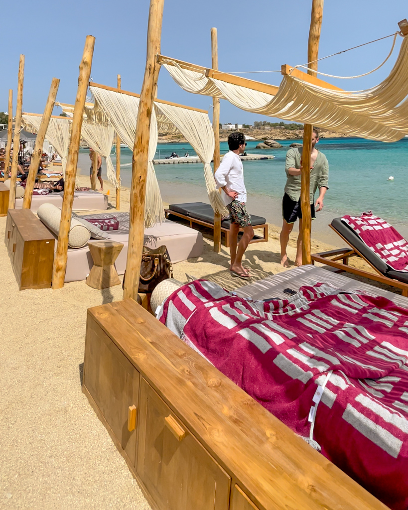 Lettini del beach club Sant'Anna a Mykonos