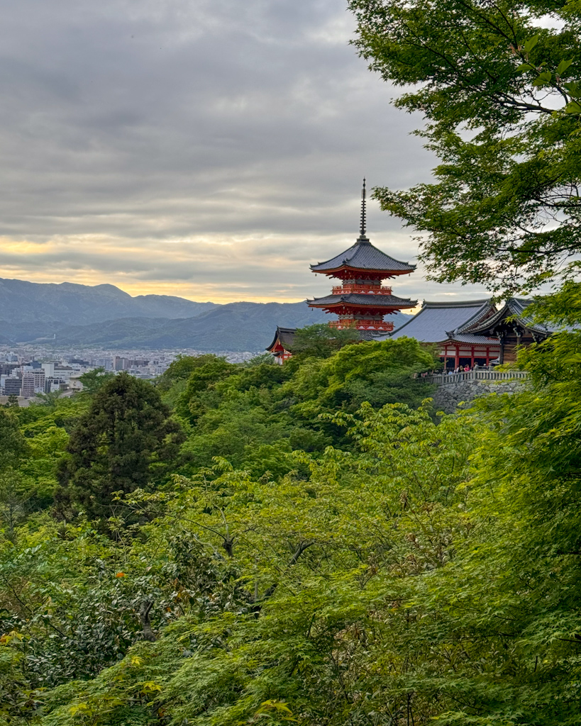 Vista al tramonto del tempio Kiyomizudera a kyoto
