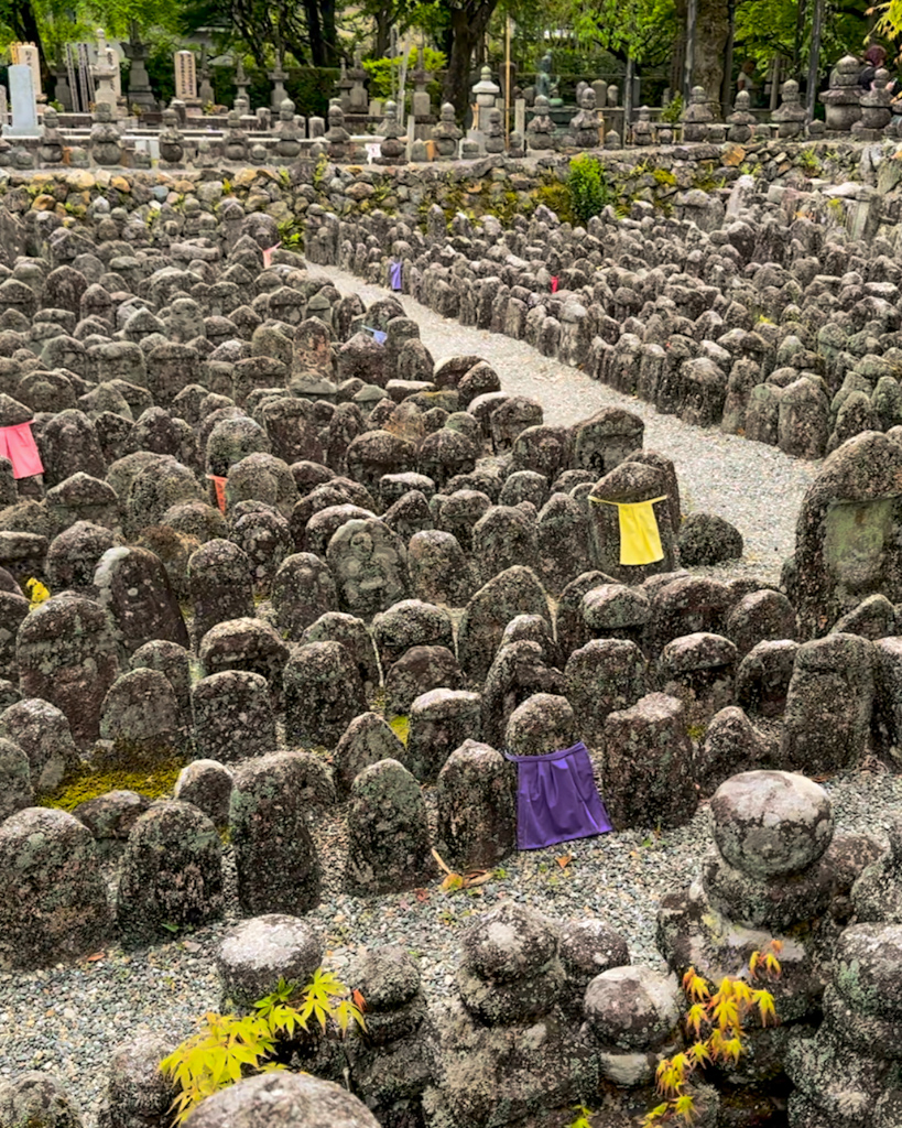 Statue ricoperte di muschio al intenro del tempio Nembutsuji a Kyoto