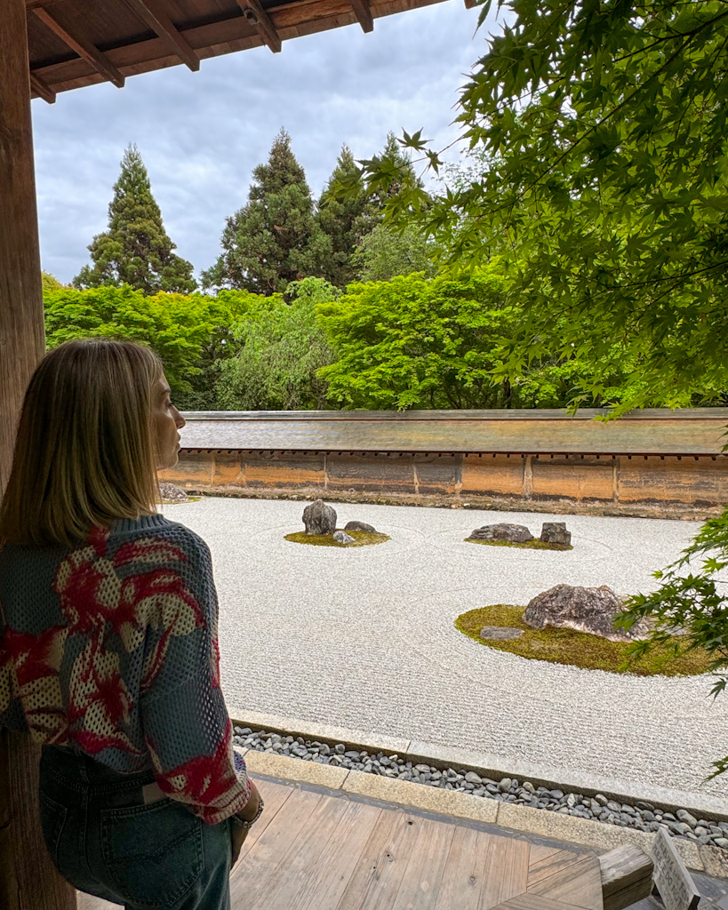 Ragazza che guarda il giardino Zen del Tempio Ryoanji a Kyoto