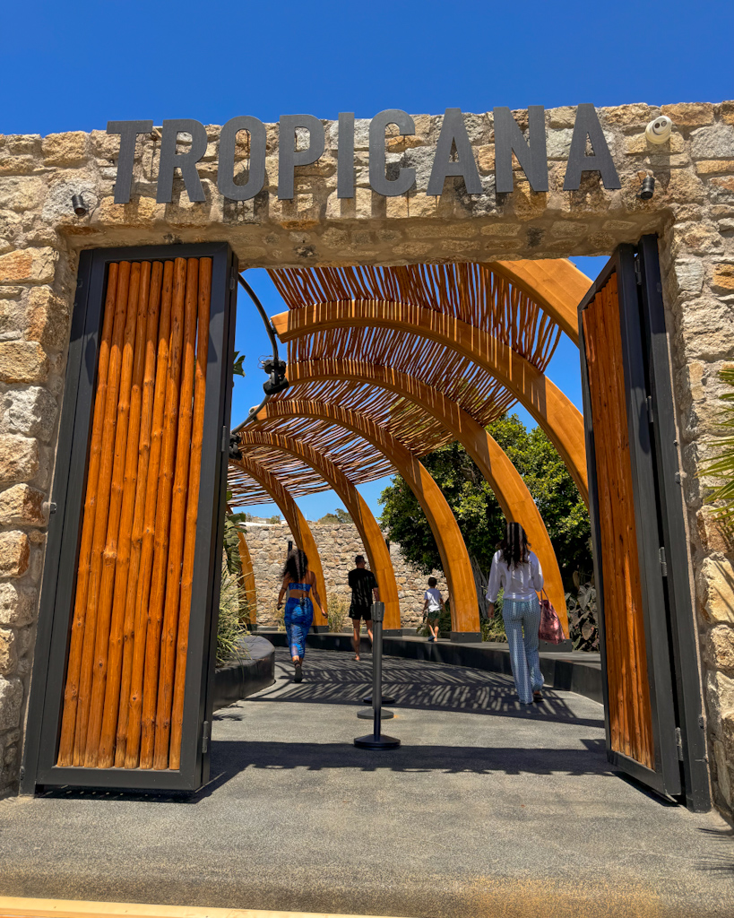 Ingresso del Beach club Tropicana a Mykonos