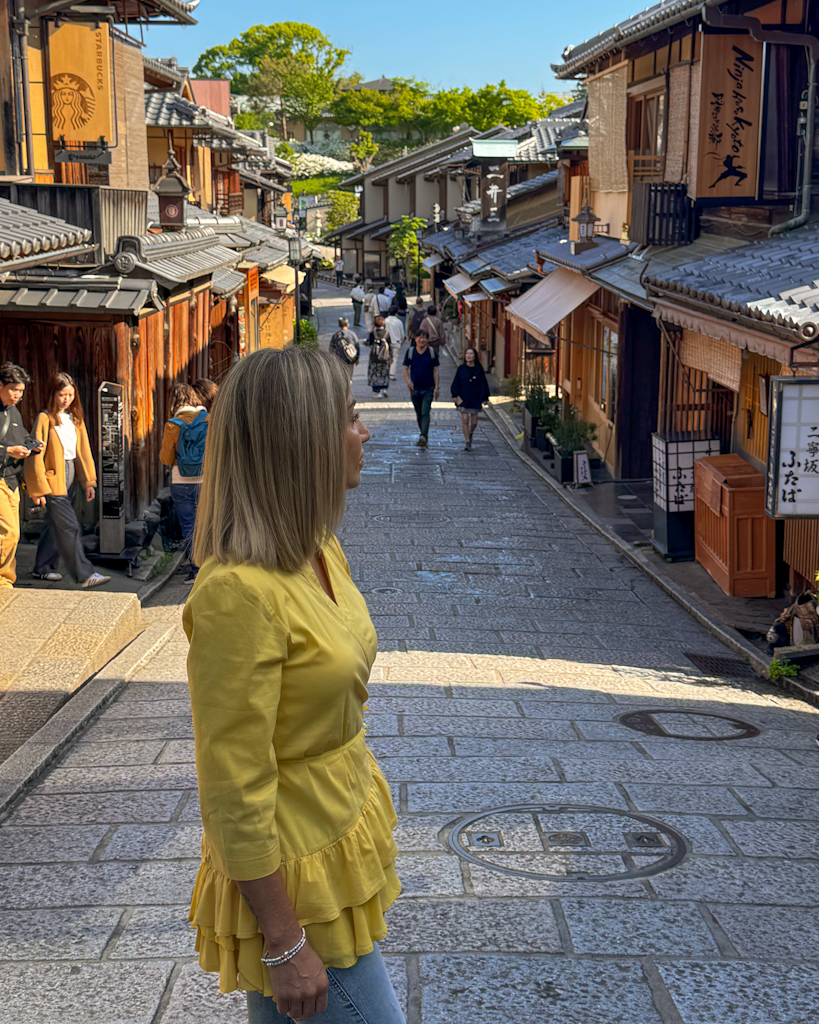 Ragazza al centro della via di Nanzaka