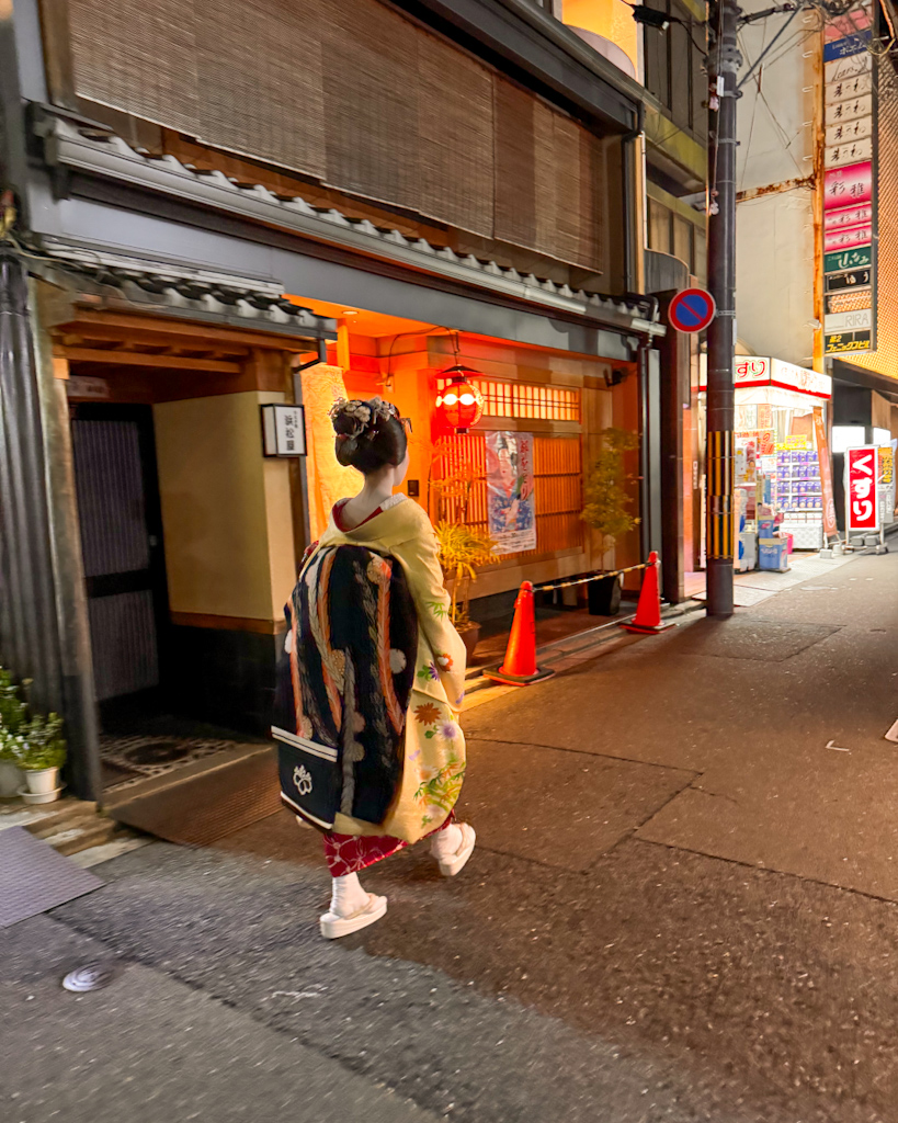 Geisha che cammina nel quartiere di Gion a kyoto