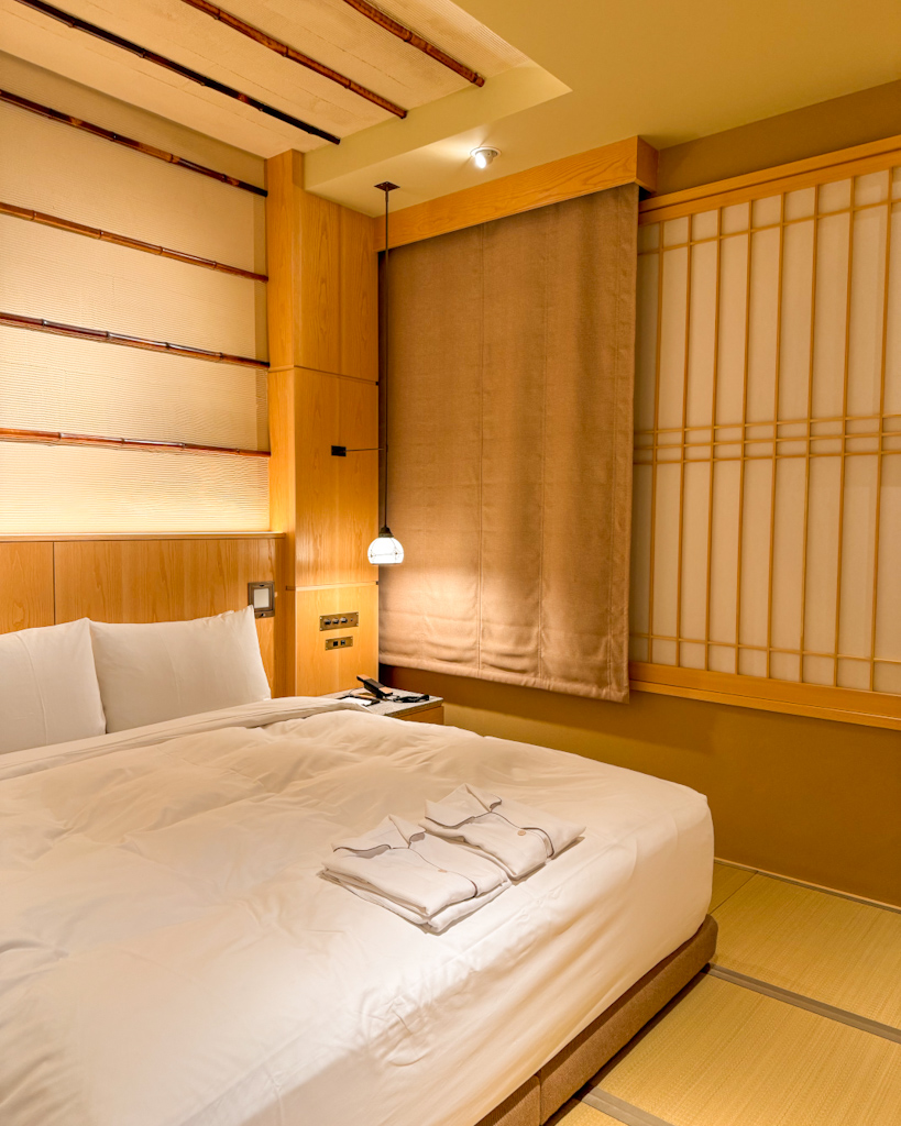 camera di letto di un hotel a kyoto