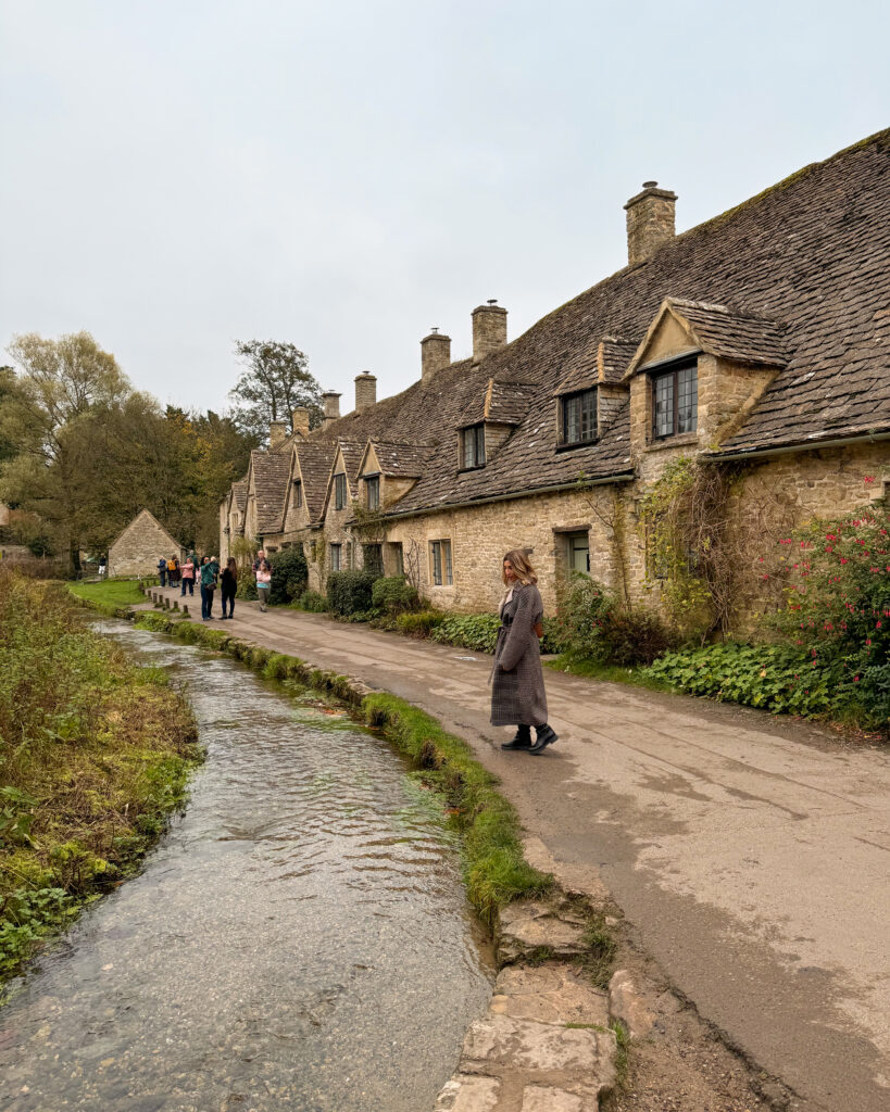 Io davanti alle case di Arlington Row a Bibury alle Cotswold