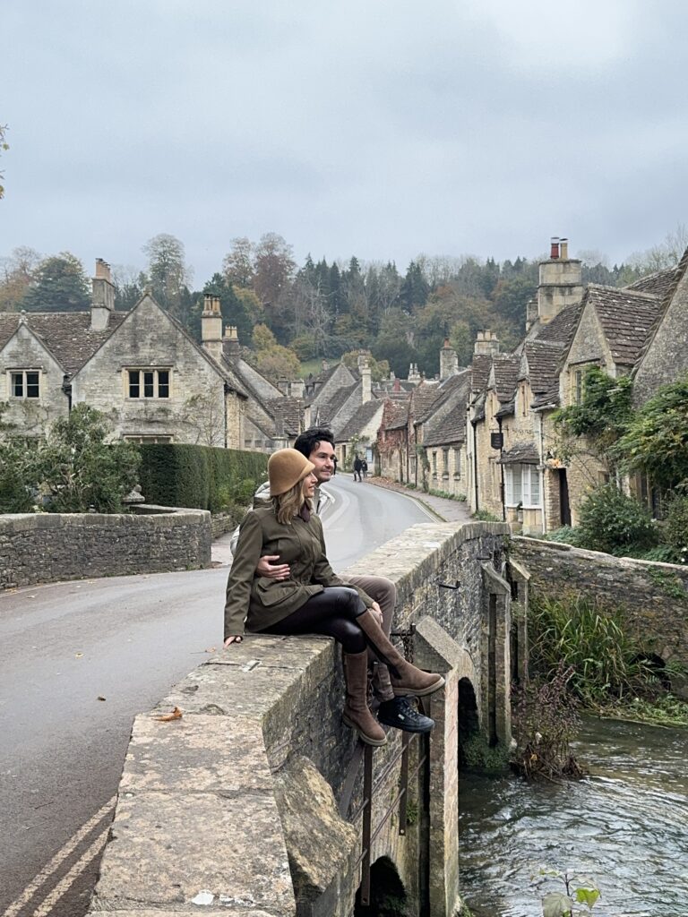 Noi sopra il ponte a Castle Combe nelle Cotswold in Inghilterra 