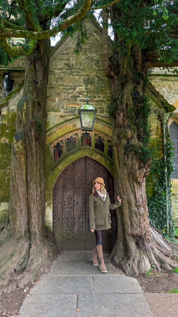 Io davanti alla porta di St Eduard Church a Stow on the wold in autunno alle Cotswold