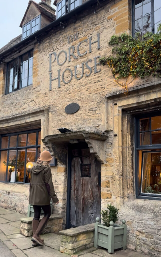 Io davanti all'ingresso della Locanda The Porch House a Ston on the Wold alle Cotswold