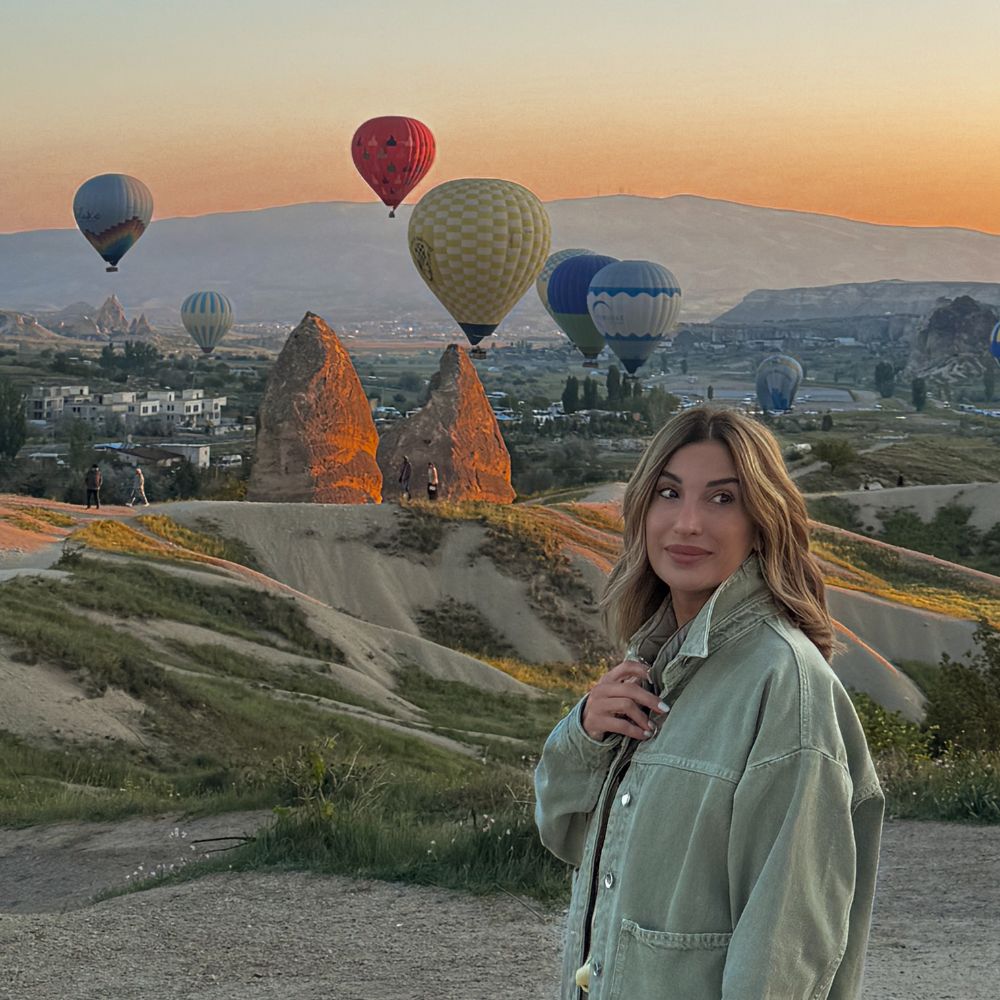 Mongolfiere che volano all'alba in Cappadocia in Turchia con me