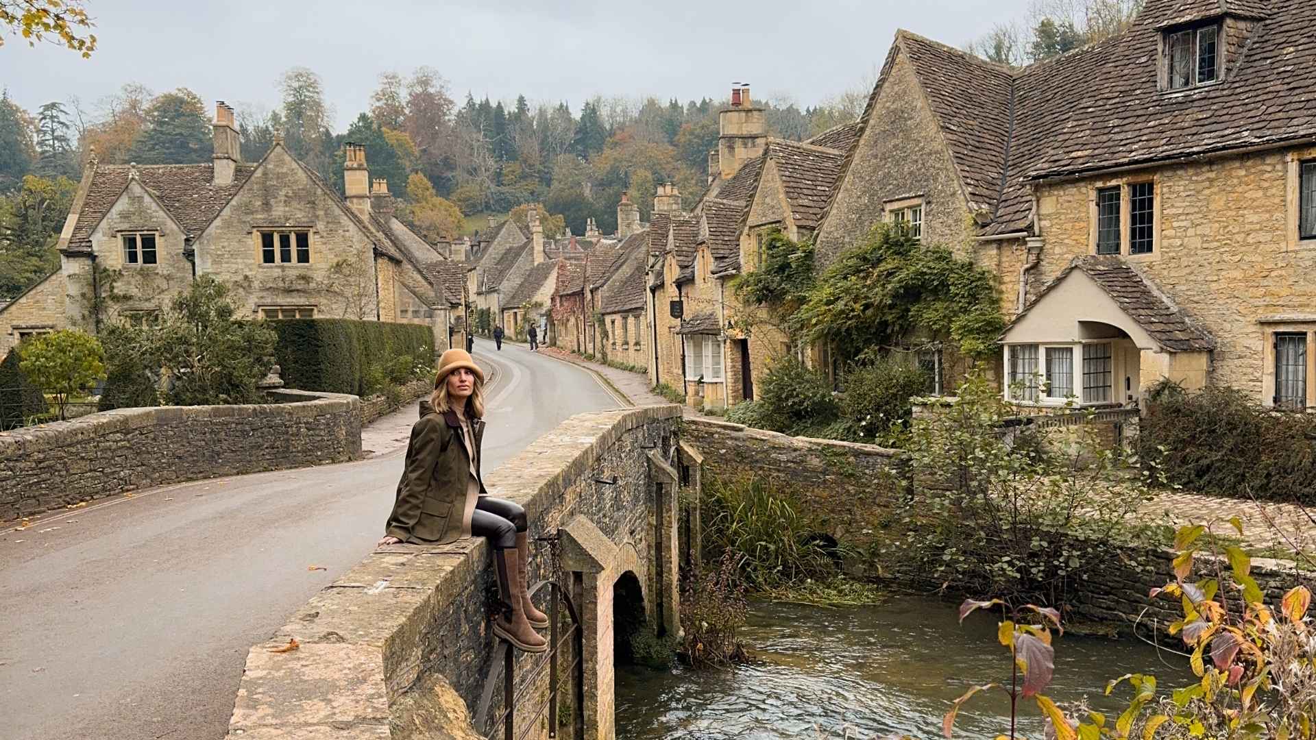 Io sopra il Ponte del villaggio di Castel Combe nelle Cotswold in autunno