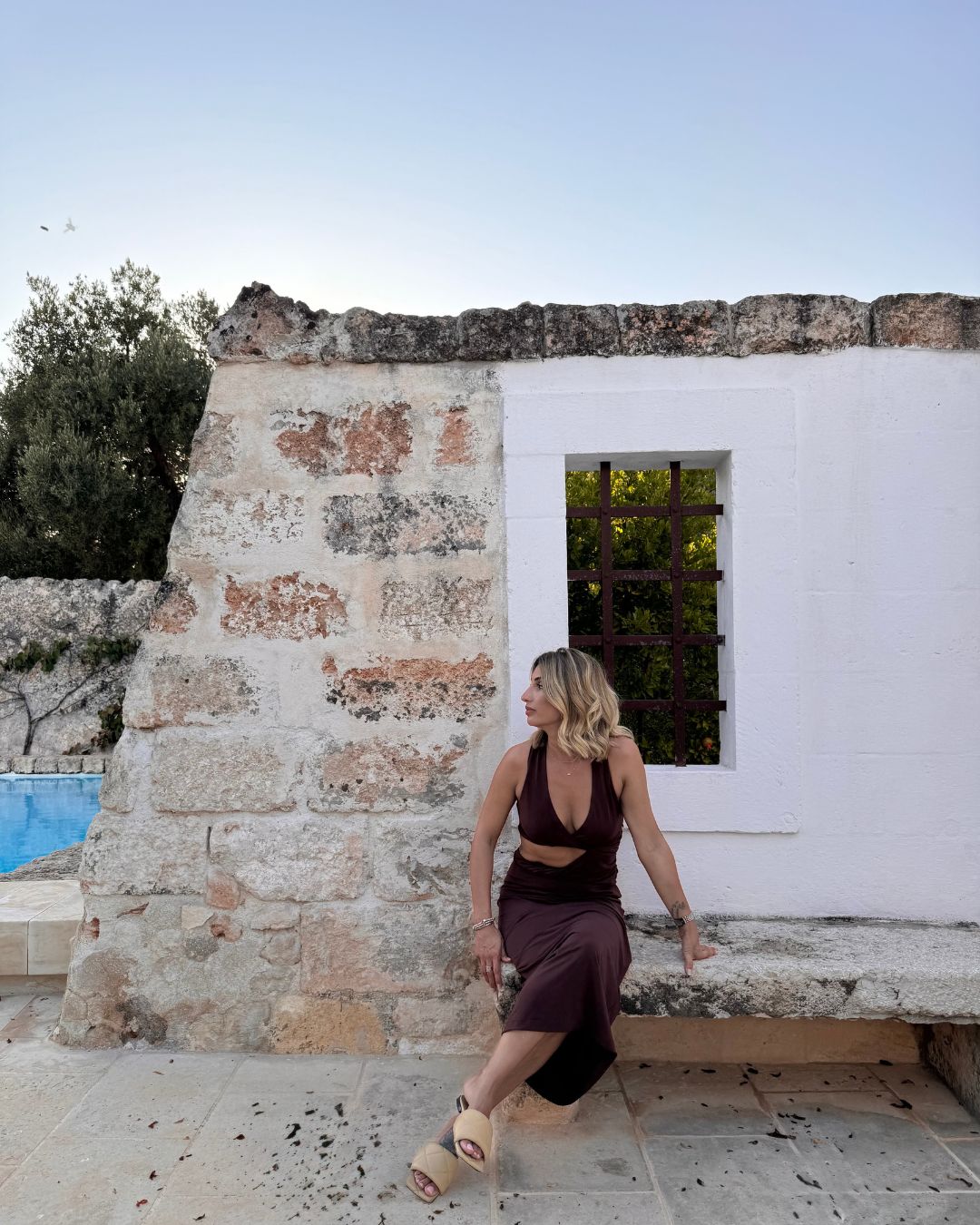 io seduta dentro una masseria in puglia