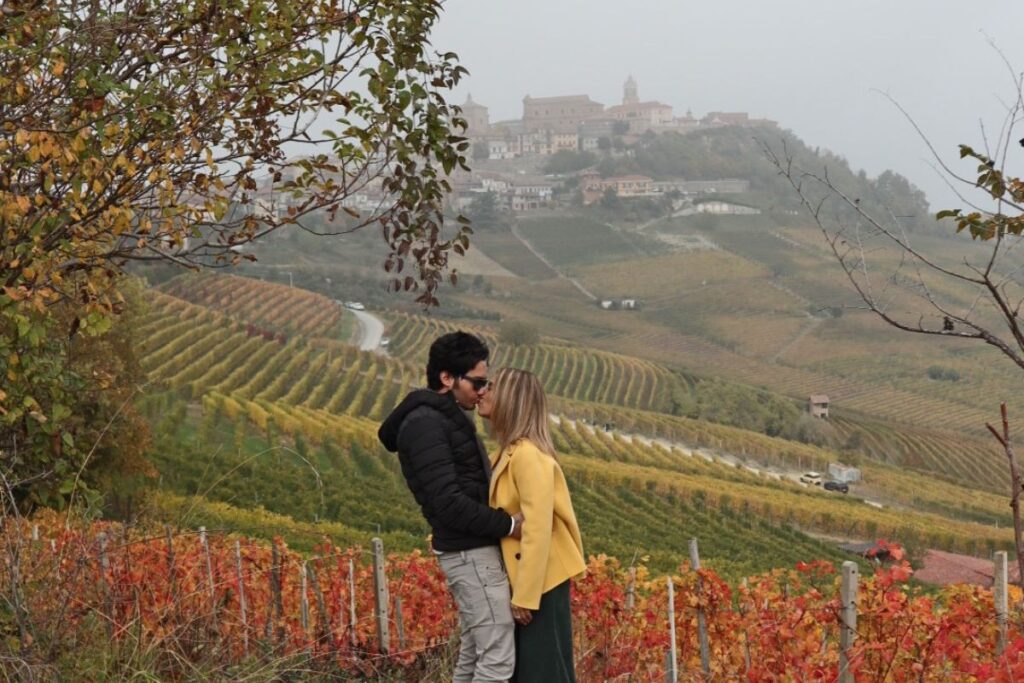 vigneti delle langhe con me in primo piano