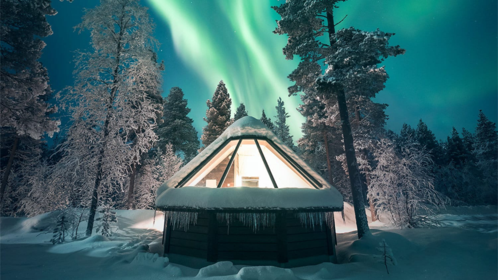 iglo di vetro con aurora boreale