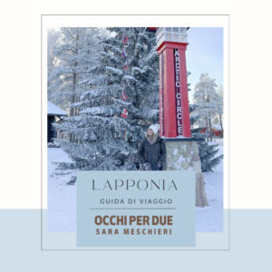 Ragazza davanti al cartello del circolo polare artico in Lapponia