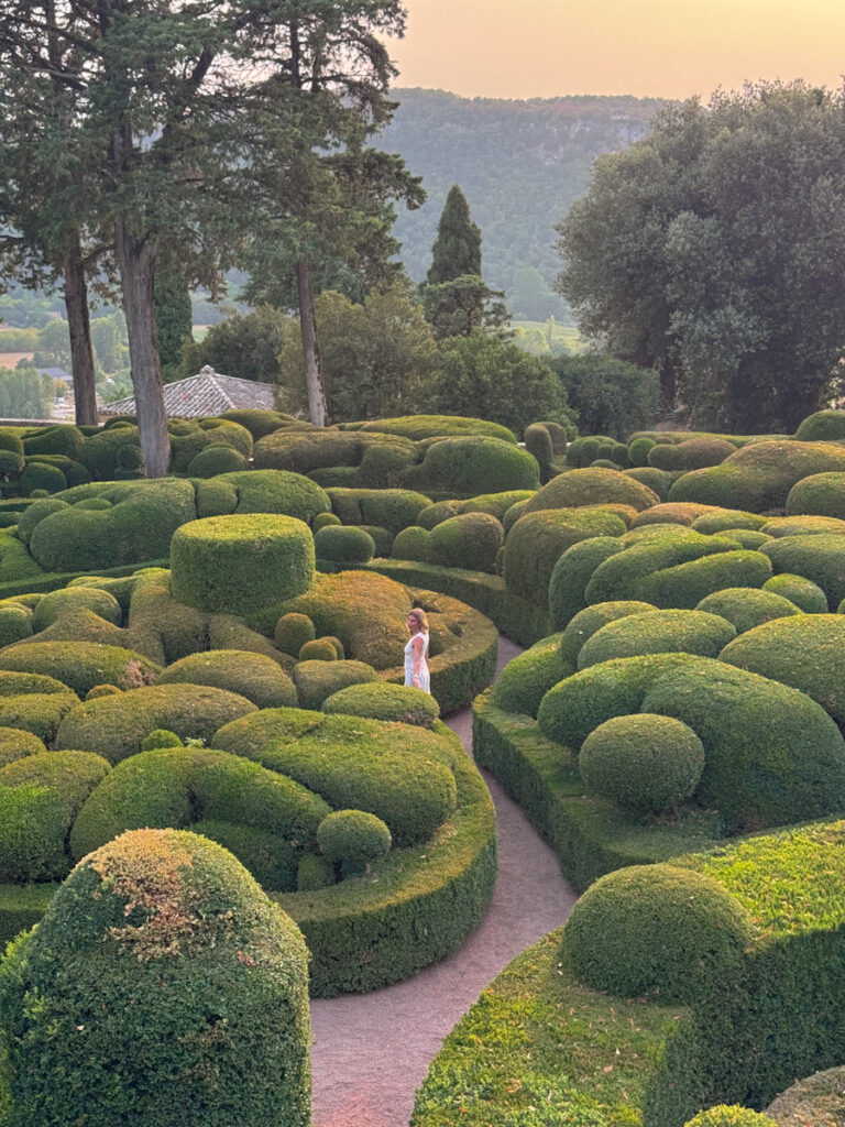 Ragazza dentro i Giardini di Marqueyssac